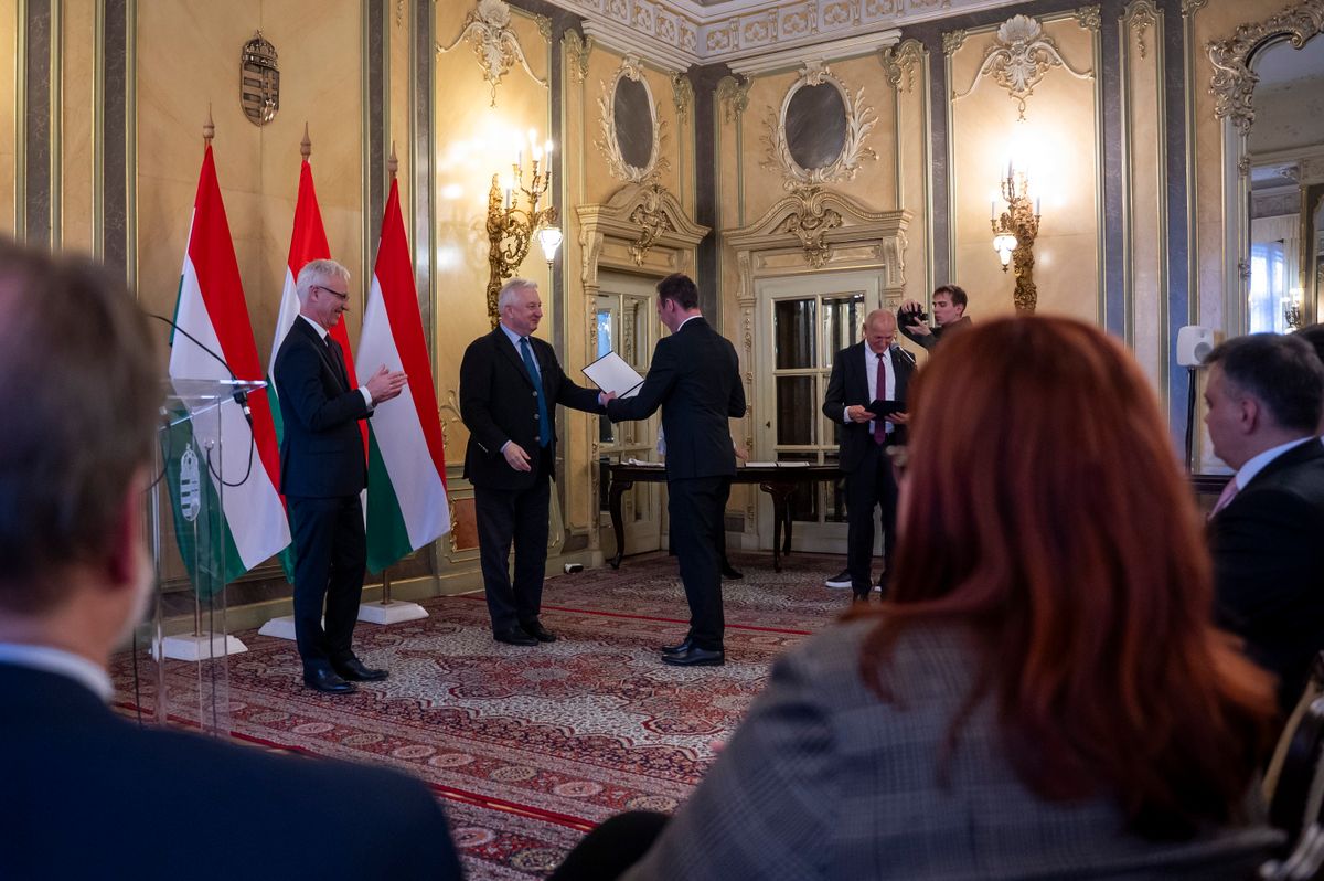 Budapest, 2026. február 24.
Semjén Zsolt miniszterelnök-helyettes (b2) és Soltész Miklós, a Miniszterelnökség egyházi és nemzetiségi kapcsolatokért felelős államtitkára (b) karitatív tevékenység nyújtásáért adományozott okleveleket ad át a Közigazgatási és Területfejlesztési Minisztérium Tükörtermében 2026. február 24-én.
MTI/Balogh Zoltán