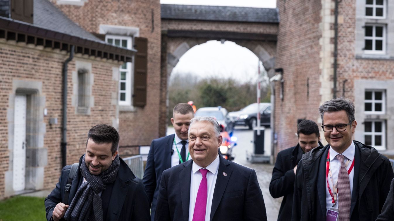 A Miniszterelnöki Kommunikációs Főosztály által közreadott képen Orbán Viktor miniszterelnök (k) az EU-tagországok vezetőinek informális találkozójára érkezik az Alden Biesen-kastélyba a belgiumi Bilzenben 2026. február 12-én. Mellette Máté János, a Mini