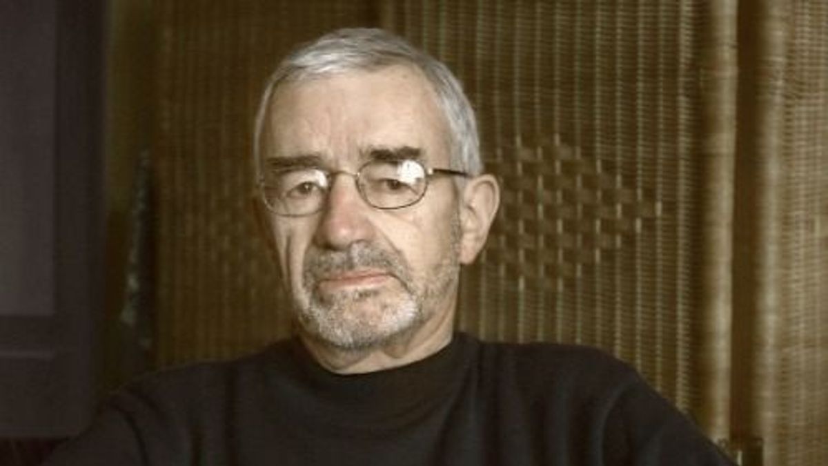 Kilencvenéves az író, aki sötét humorával külön világot teremtett