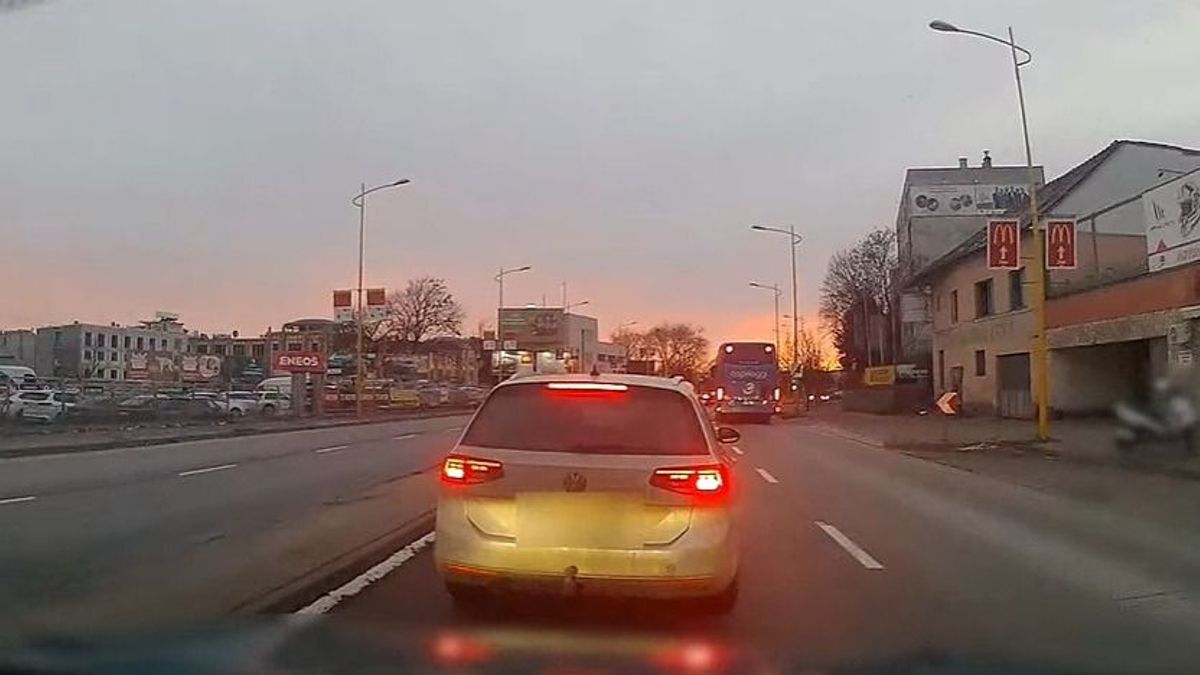 Állóra fékezett, majd az autót ütötte – így büntetőfékeznek a magyar sofőrök + videó