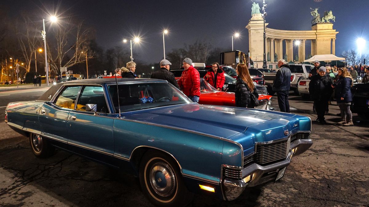 Fenyő Miklós rajongói árasztották el a Hősök terét – gyertyák, dalok és amerikai autók kísérték utolsó útjára a rock and roll legendát