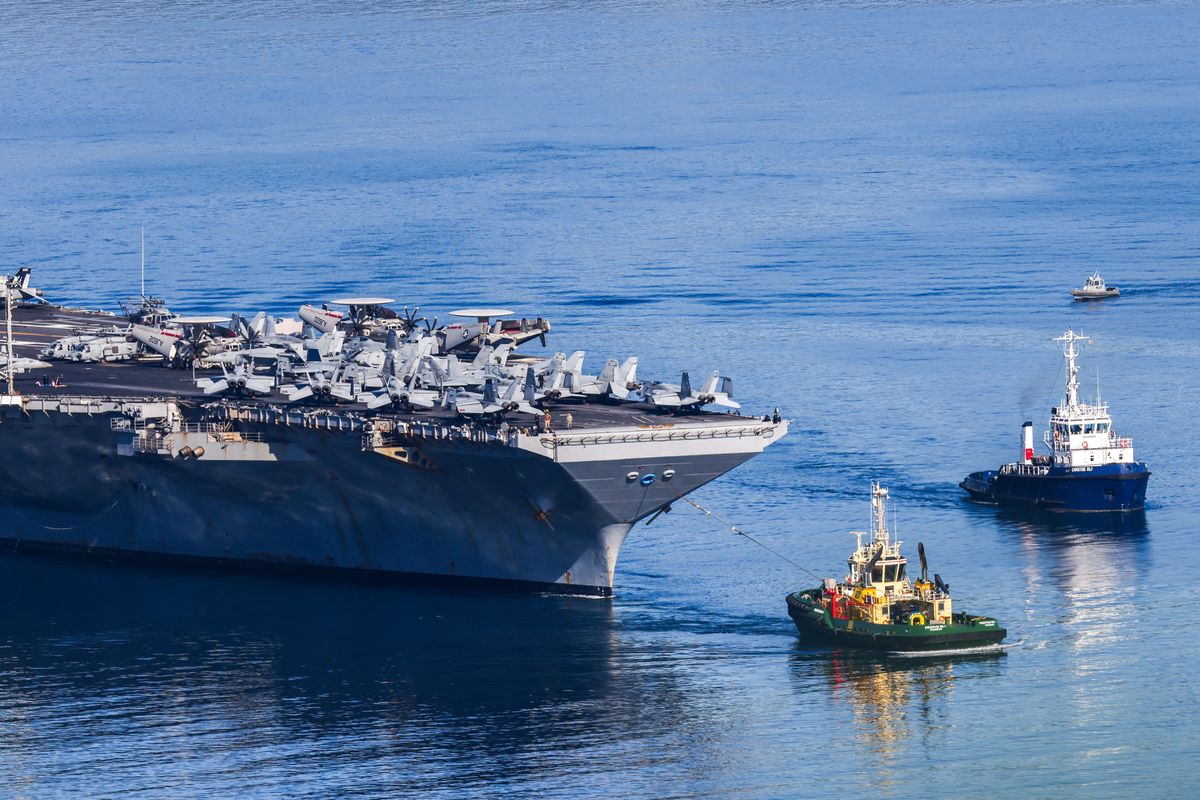 Irán és az Egyesült Államok tárgyalóasztalhoz ült, azonban az amerikai haderő továbbra is gyülekezik a térségben 