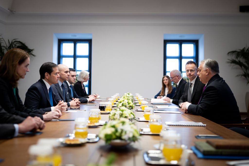 Az amerikai külügyminiszter Budapesten

Szöveg
Budapest, 2026. február 16. A Miniszterelnöki Kommunikációs Főosztály által közreadott képen Orbán Viktor miniszterelnök (j) és Marco Rubio amerikai külügyminiszter (b) a tárgyalásuk után tartott közös sajtót