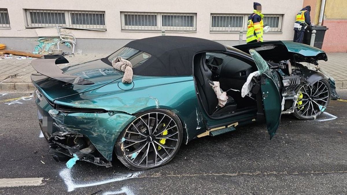 Nyári gumival okozhatott tragikus balesetet Győrben az Aston Martin