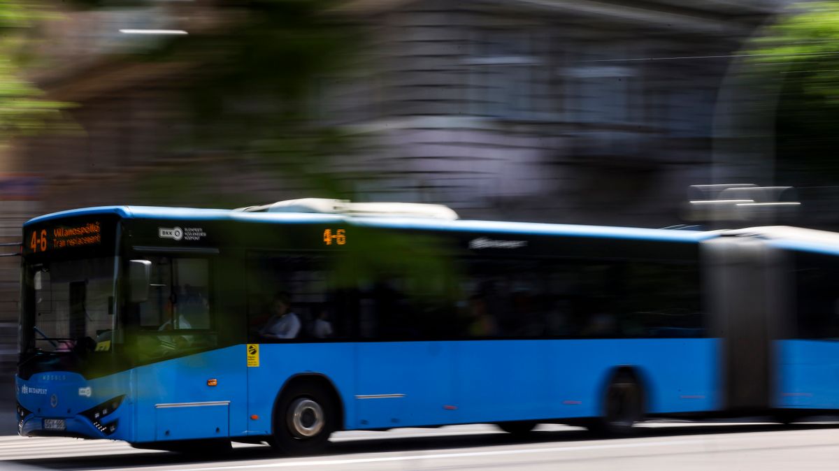 Budapest, 2025. június 21.
Pótlóbusz az Oktogonon 2025. június 21-én. Megkezdődtek a 4-es és 6-os villamosvonal felújításához kapcsolódó munkák a Nyugati tér és a Margit híd budai hídfője között. Több mint egy hónapon keresztül a Széll Kálmán tér és a Nyugati pályaudvar között a 4-es és 6-os villamosok helyett a 4-6-os pótlóbusszal lehet utazni.
MTI/Hegedüs Róbert