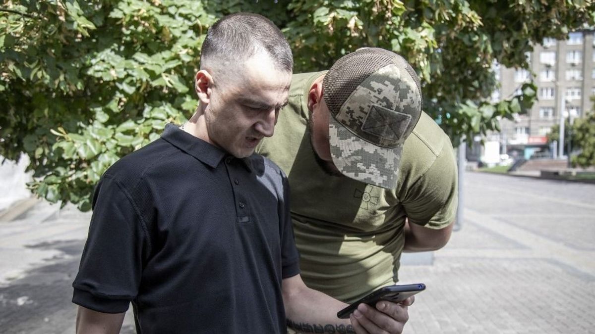 Kényszersorozás: a földön rángatták az ukrán férfit Zelenszkij emberrablói