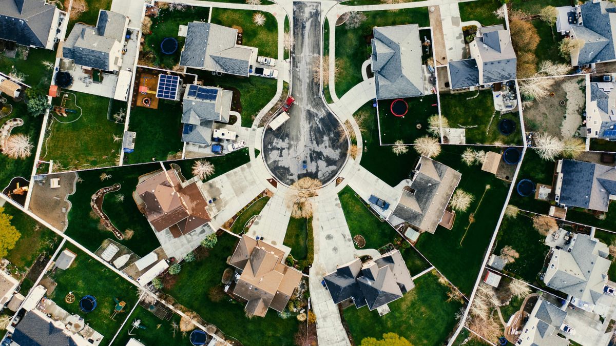 Gyanús volt az ózdi rendőrnek a családi házak környékén settenkedő férfi, gyorsan szolgálatba is helyezte magát