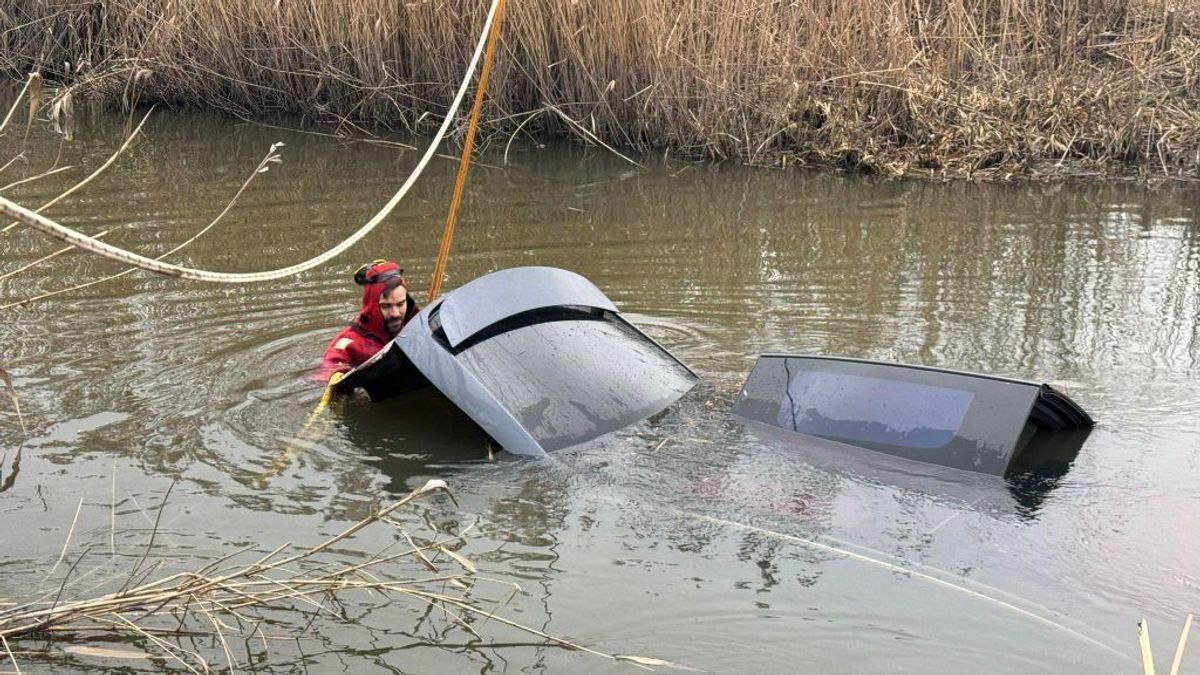 A Hortobágy–Berettyó-főcsatornában landolt egy Tesla – a sofőr nem emlékszik semmire