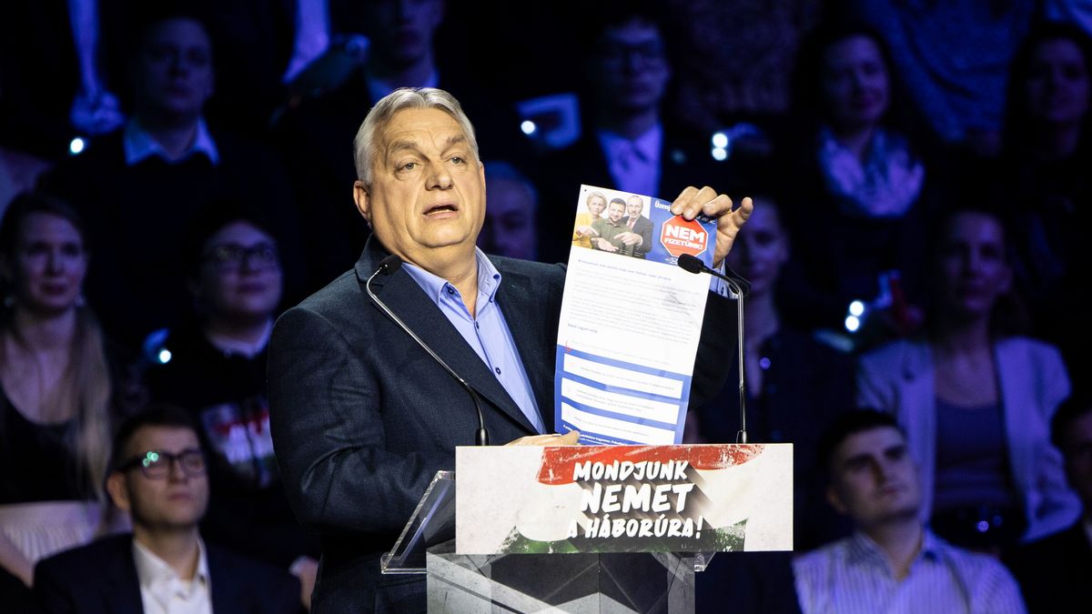 Kaposvár, 2026. január 24.
A Miniszterelnöki Kommunikációs Főosztály által közreadott képen Orbán Viktor miniszterelnök, a Fidesz elnöke a Digitális Polgári Körök által szervezett háborúellenes gyűlésen a Kaposvár Arénában 2026. január 24-én. Balról Szita Károly (Fidesz-KDNP) polgármester.
MTI/Miniszterelnöki Kommunikációs Főosztály/Fischer Zoltán