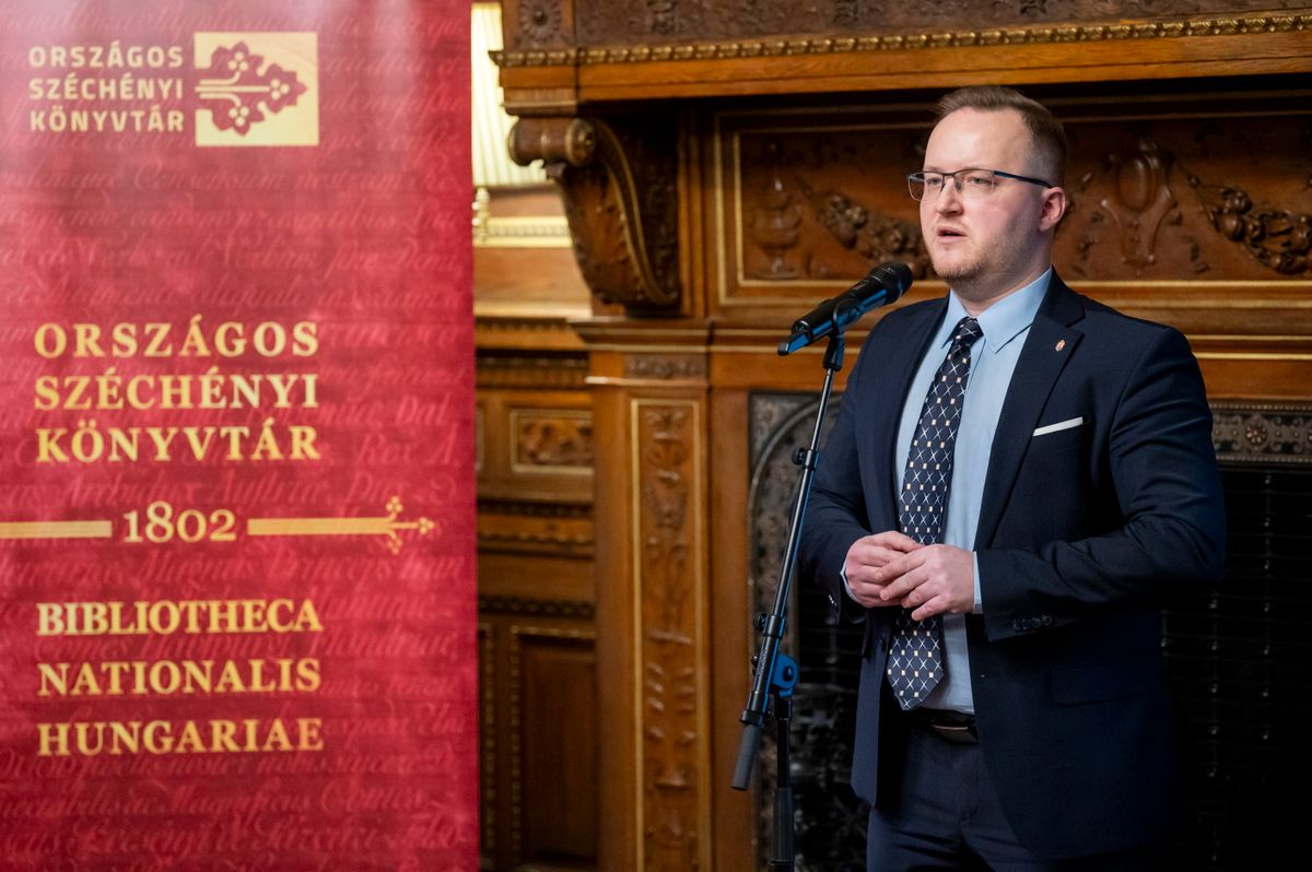 Budapest, 2026. február 10.
Rózsa Dávid, az Országos Széchényi Könyvtár (OSZK) főigazgatója a Magyar Állami Operaház és az OSZK új szakmai együttműködéséről tartott sajtótájékoztatón az Operaház Székely Bertalan termében 2026. február 10-én.
MTI/Balogh Zoltán