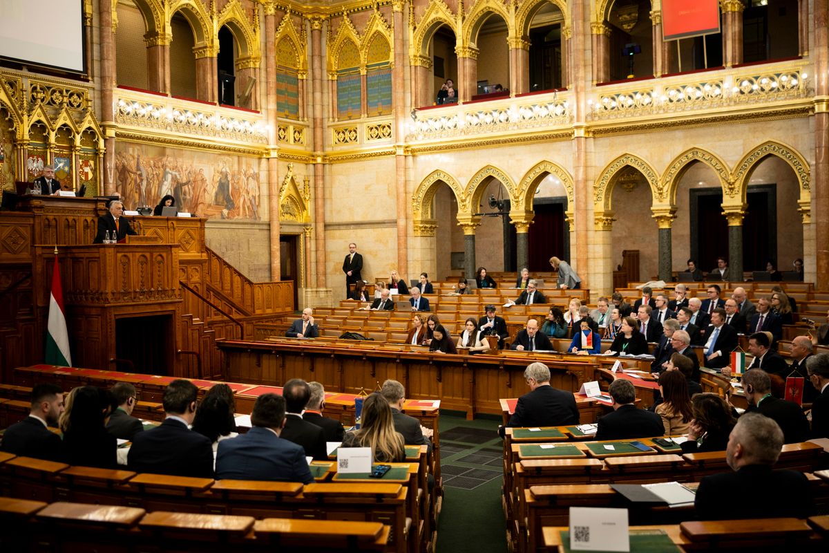 Budapest, 2026. február 27.
A Miniszterelnöki Kommunikációs Főosztály által közreadott képen Orbán Viktor miniszterelnök (b2) beszédet mond a Délkelet-európai Országok Parlamenti Elnökeinek 12. konferenciáján az Országház Felsőházi üléstermében 2026. február 27-én. A kormányfő mögött Kövér László házelnök.
MTI/Miniszterelnöki Kommunikációs Főosztály/Fischer Zoltán