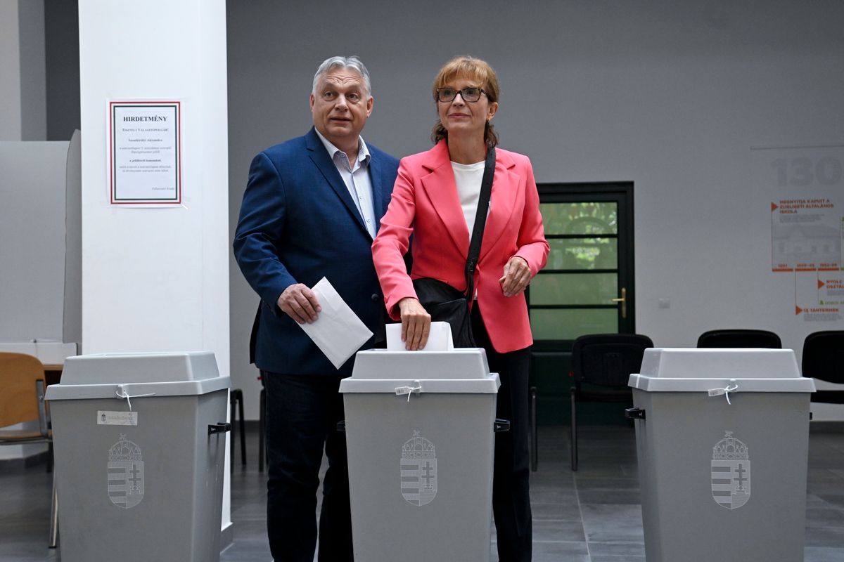 Budapest, 2024. június 9.
Orbán Viktor miniszterelnök, a Fidesz elnöke és felesége, Lévai Anikó leadja szavazatát az önkormányzati, európai parlamenti (EP-) és nemzetiségi választásokon a XII. kerületi Zugligeti Általános Iskolában kialakított 53-as számú szavazókörben 2024. június 9-én.
MTI/Koszticsák Szilárd