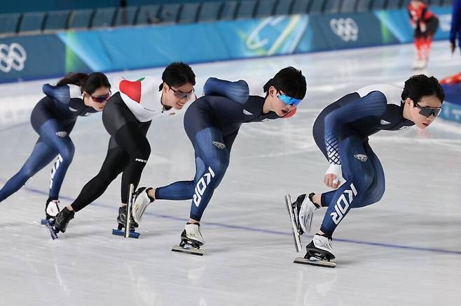 Kim Minszok  korábbi csapattársaival edz