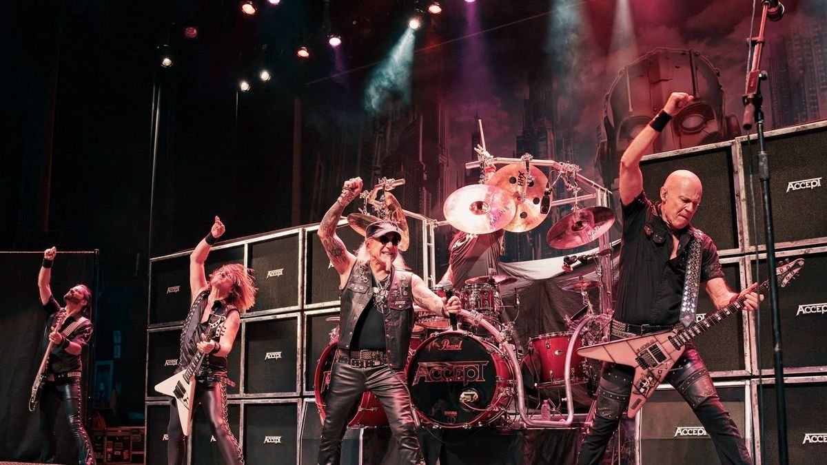 Ötvenéves a heavy metal banda, és még mindig padlógázon játszik