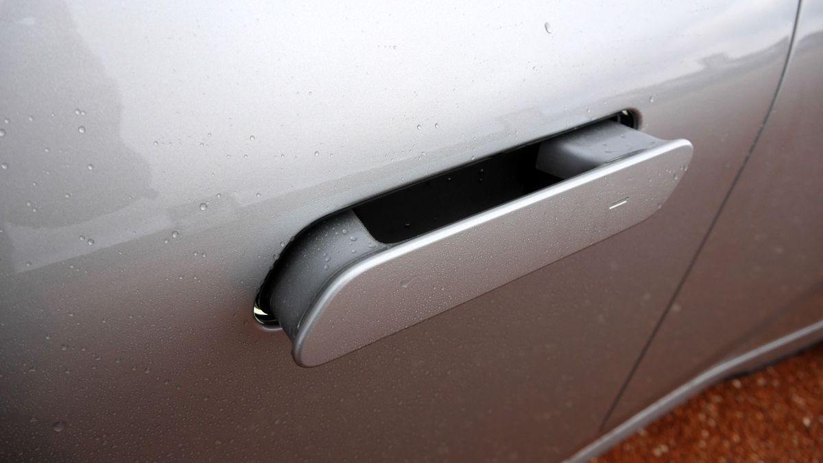 Betiltják a divatos, süllyesztett autókilincseket a világ legnagyobb újautó-piacán