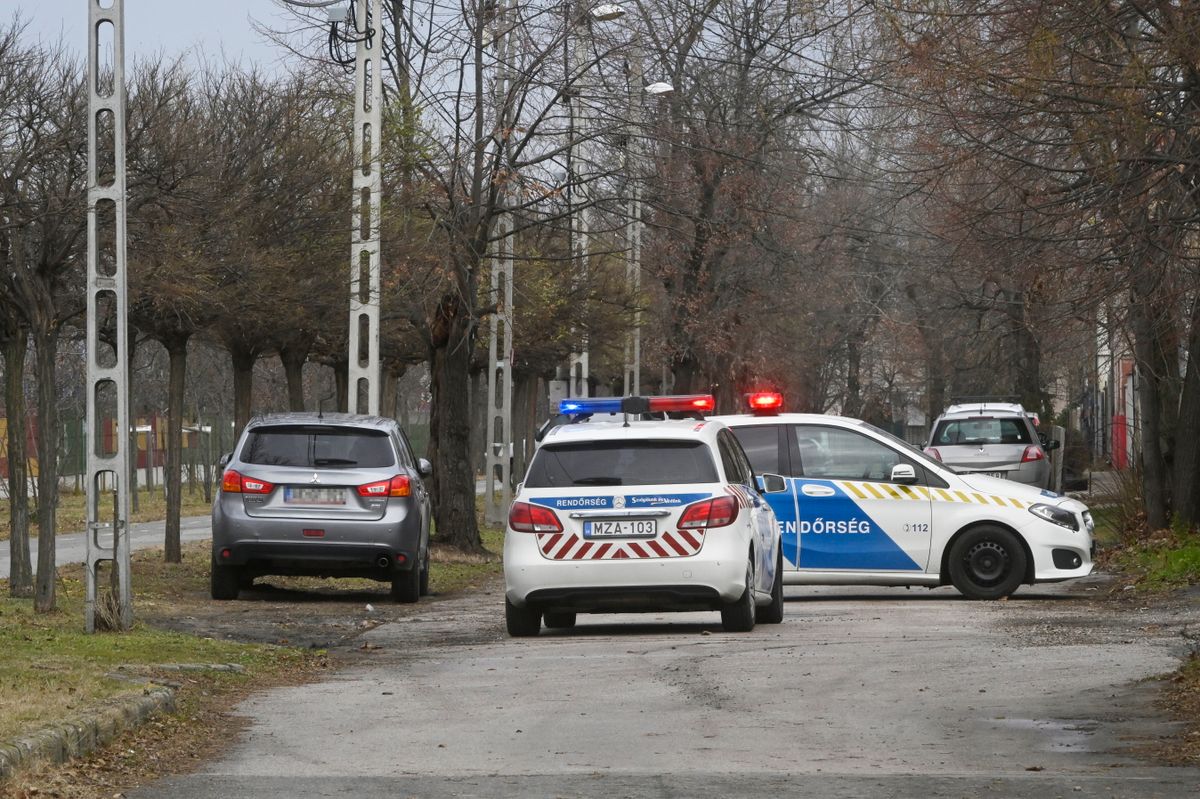 Budapest, 2024. december 20.
Rendőrségi zárás a Teller Ede út lakóházainál a csepeli Szabadkikötőnél, a Petróleum-öböl közelében 2024. december 20-án, ahol három nappal korábban mederkotrás közben második világháborús, egytonnás amerikai légibombára bukkantak. A robbanótest orr- és fenékgyújtókkal rendelkezik, amelyeket el kell távolítani a biztonságos szállítás érdekében.
MTI/Lakatos Péter