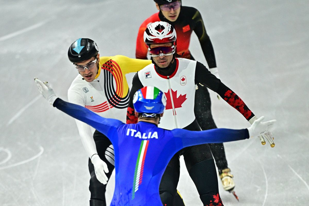 A vegyes váltók döntőjének a vége: Pietro Sighel így haladt át a célvonalon, a negyedik helyen Liu Shaoang ért be