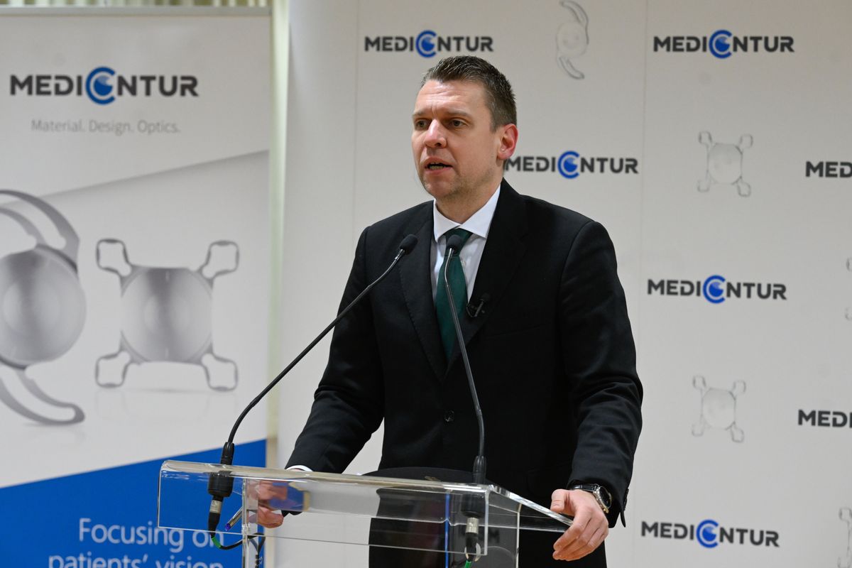 Zsámbék, 2026. január 21.
Menczer Tamás, a térség fideszes országgyűlési képviselője, a Fidesz-KDNP kommunikációs igazgatója a Medicontur Orvostechnikai Kft. beruházásának bejelentésén Zsámbékon 2026. január 21-én. A hazai tulajdonú, mesterséges szemlencséket gyártó cég három fejlesztési projektet hajt végre csaknem nyolcmilliárd forint értékben, amihez az állam 2,9 milliárd forint támogatást nyújt, így segítve hatvan új munkahely létrehozását.
MTI/Máthé Zoltán
