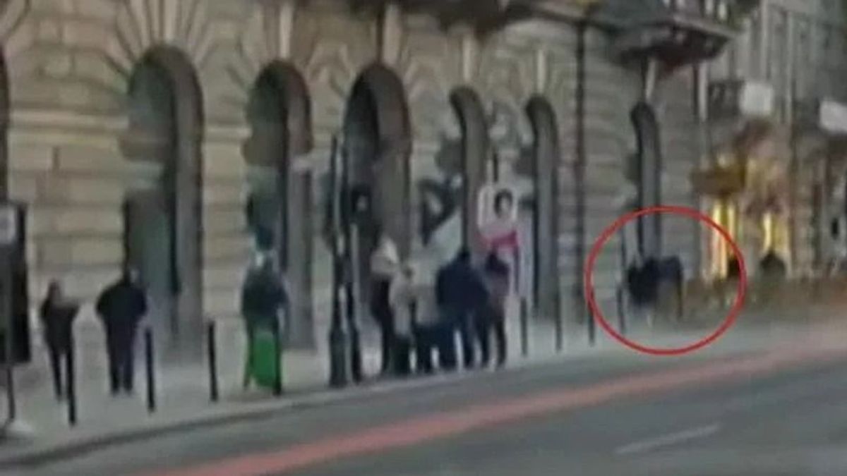 Leszakadt egy épületelem az Andrássy úton + videó