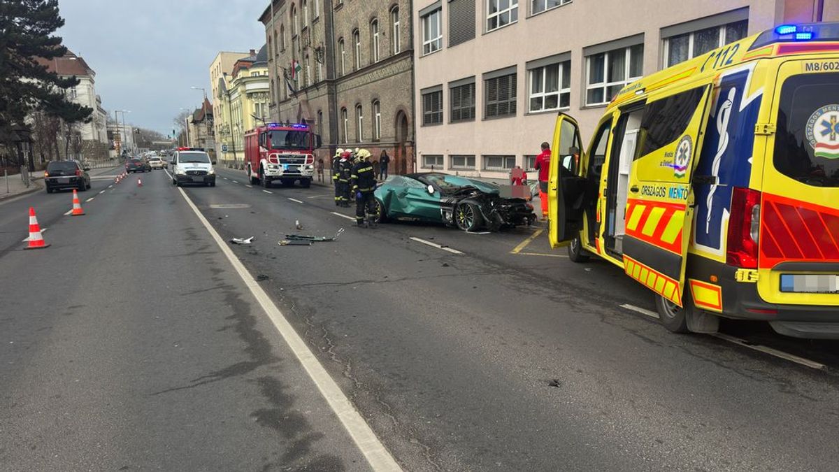 Sportautó csapódott a buszmegállóba, egy ember meghalt + videó