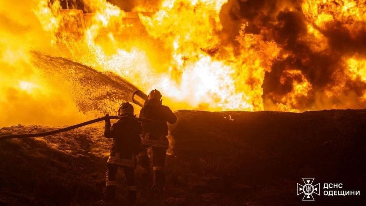 Két állat már elpusztult, komoly lángok pusztítanak egy döbröközi mezőgazdasági telepen