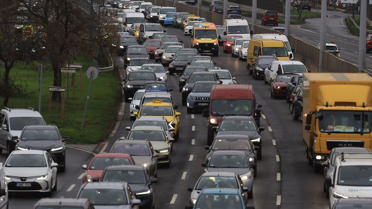 Szinte megbénult a forgalom az M1-esen, az M7-esen is torlódás van