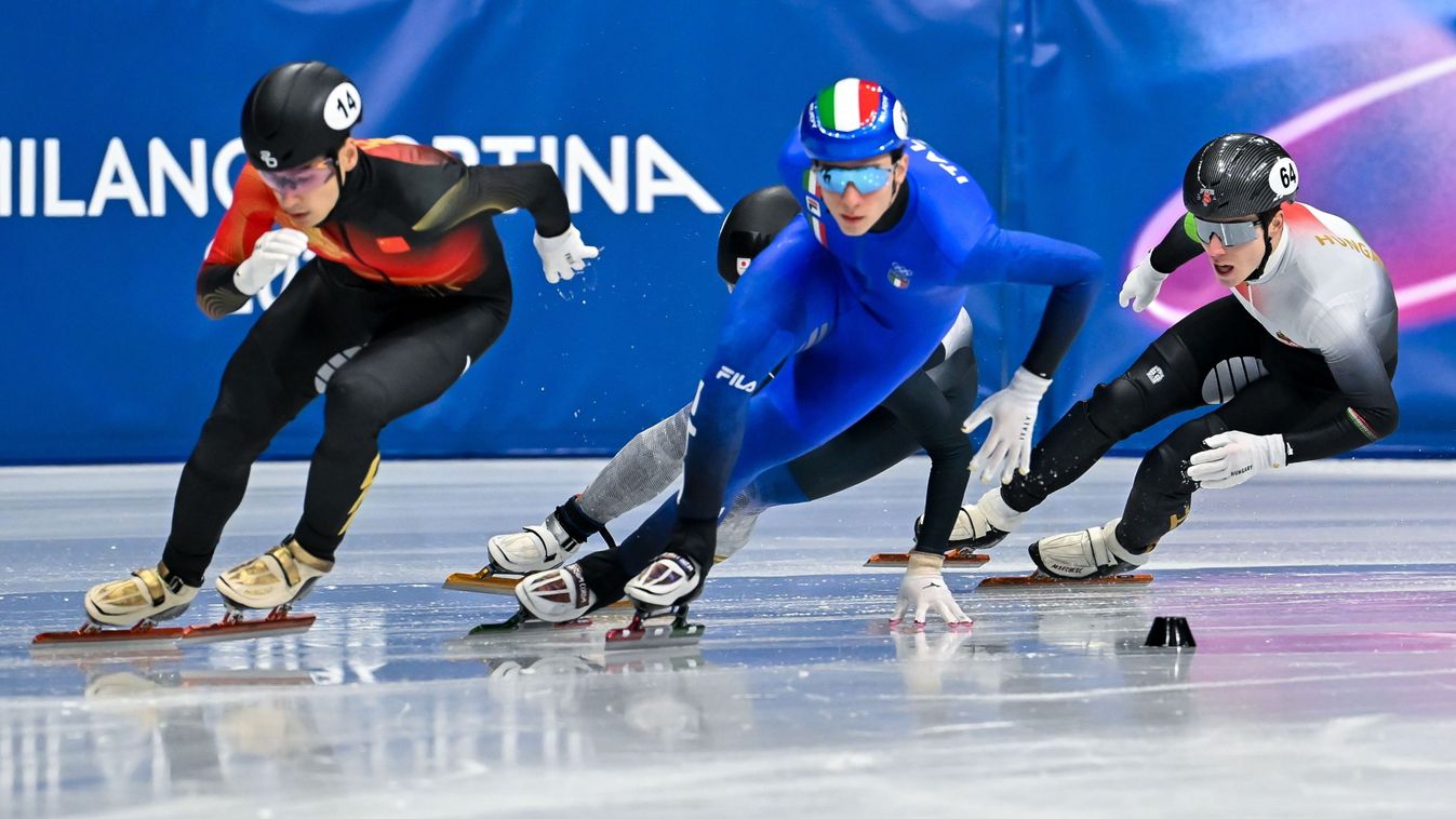 Nógrádi Bence, az olasz Thomas Nadalini, a japán Mijata Sogo (takarva) és a kínai Liu Shaoang (jobbról balra) a 2026-os milánói-cortinai téli olimpia férfi 1000 méteres rövidpályás gyorskorcsolyaversenyének selejtezőjében az assagói Forum di Milano sporta
