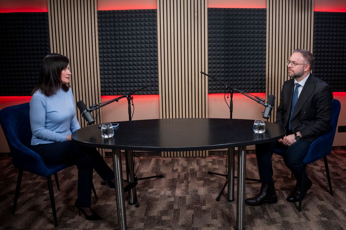 Budapest, 2026. február 5.
Orbán Balázs, a miniszterelnök politikai igazgatója és Csuhaj Ildikó, az M5 csatorna vezető szerkesztője a közmédia Kell még mondanom valamit, Ildikó? című podcastjának felvételén a Médiaszolgáltatás-támogató és Vagyonkezelő Alap (MTVA) Kunigunda útjai székházának podcast-stúdiójában 2026. február 5-én.
MTI/Balogh Zoltán