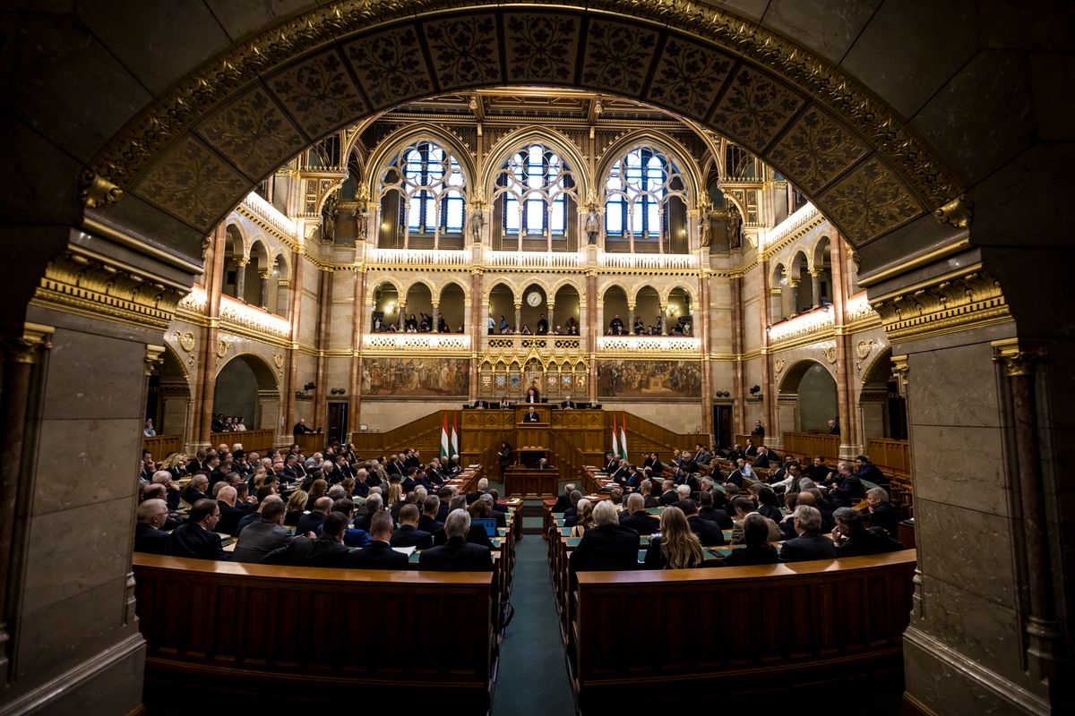 Budapest, 2026. február 23.
A Miniszterelnöki Kommunikációs Főosztály által közreadott képen Orbán Viktor miniszterelnök napirend előtt szólal fel az Országgyűlés tavaszi ülésszakának első plenáris ülésén 2026. február 23-án. A kormányfő mögött Kövér László házelnök.
MTI/Miniszterelnöki Kommunikációs Főosztály/Kaiser Ákos