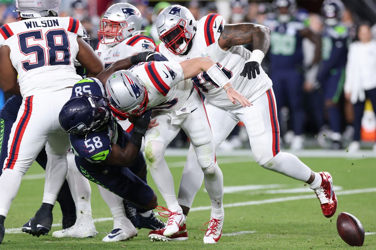 A domináns Seattle Seahawks védelméből Derick Hall labdát szerez a New England Patriots irányítója, Drake Maye ellen, koraszülöttből valószínűtlen Super Bowl-győztes