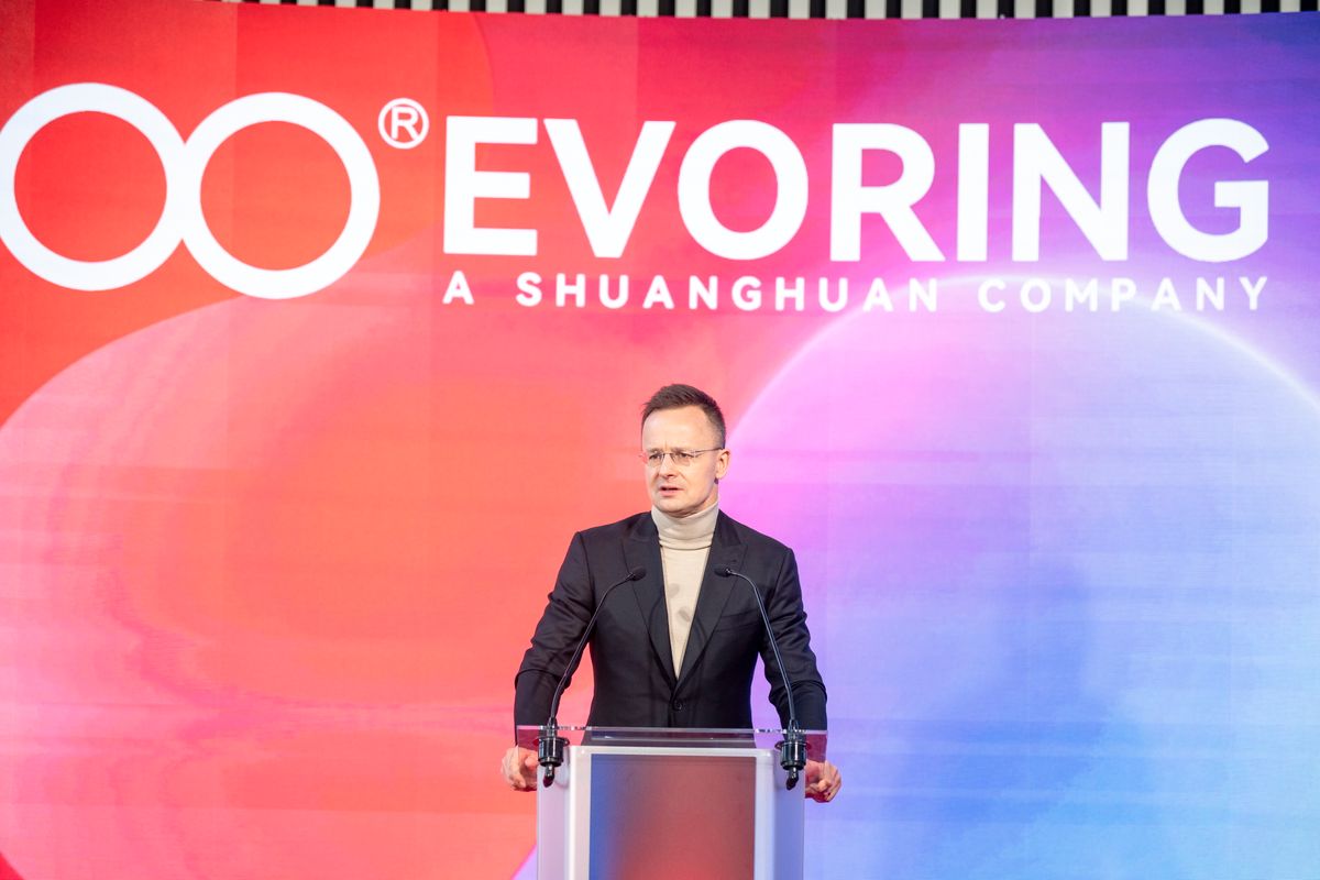 Szijjártó Péter külgazdasági és külügyminiszter beszédet mond az Evoring Precision Manufacturing Kft. gyárának átadásán Jászfényszarun 2026. február 5-én. A kínai autóipari beszállító 39 milliárd forintos új beruházása nyomán 450 munkahely jön létre (Fotó: MTI/Komka Péter)