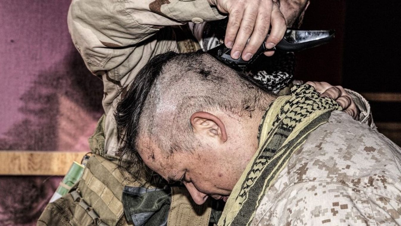 Katona hajvágás közben