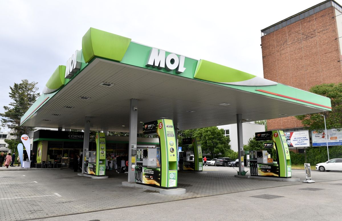 Budapest, 2025. május 8.
A Mol XI. kerületi Prielle Kornélia utcai benzinkútja 2025. május 8-án. Az MBH Bank 55 Mol-töltőállomáson helyez el bankautomatákat.
MTI/Soós Lajos