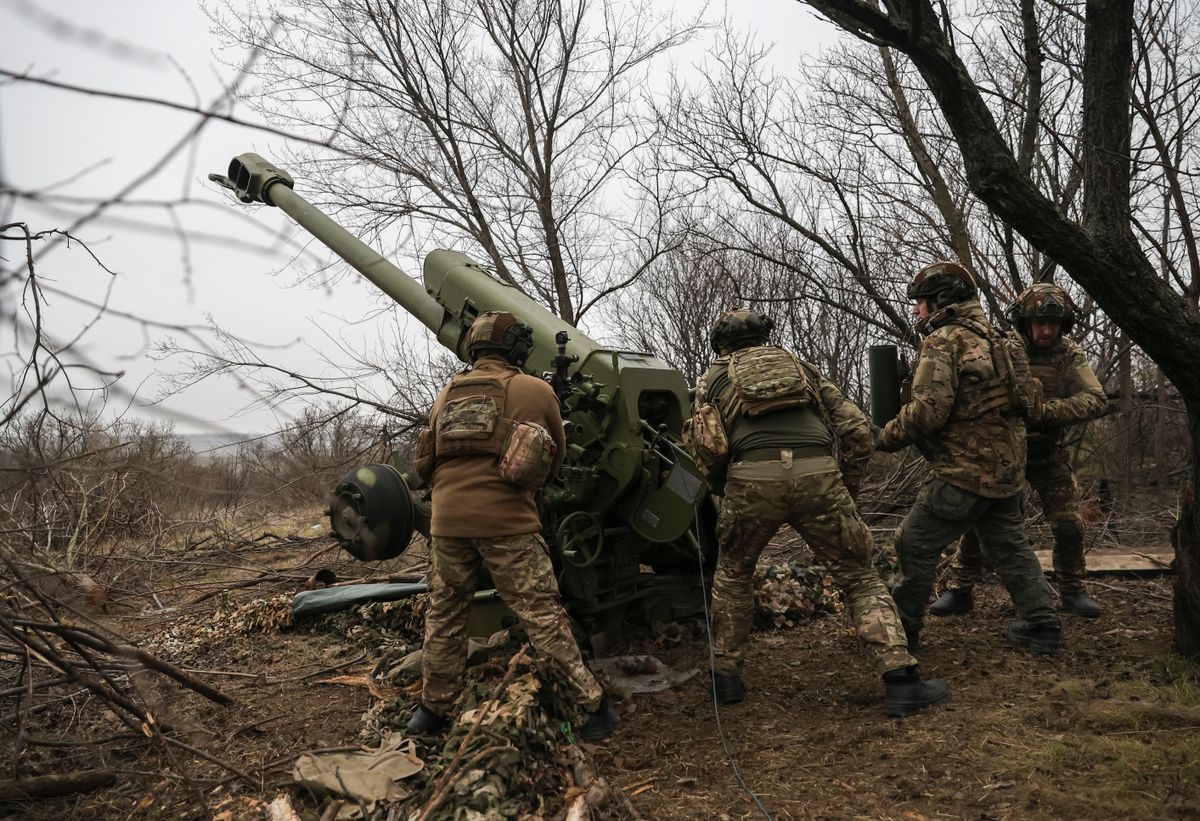 Zaporizzsjai terület, 2025. január 13.
Az ukrán rendőrség különleges egységének tagjai egy 122 mm-es önjáró tarackkal készülnek orosz állásokra tüzelni a délkelet-ukrajnai Zaporizzsjai területen húzódó frontvonalnál 2025. január 11-én, az Ukrajna elleni orosz háború idején.
MTI/EPA/OLEG MOVCHANIUK