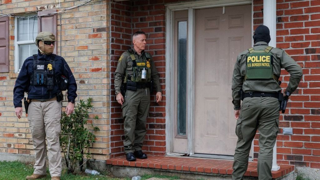 Megtiltanák továbbá, hogy az ICE és a rendőrség a szokásos rendészeti módszereket alkalmazza