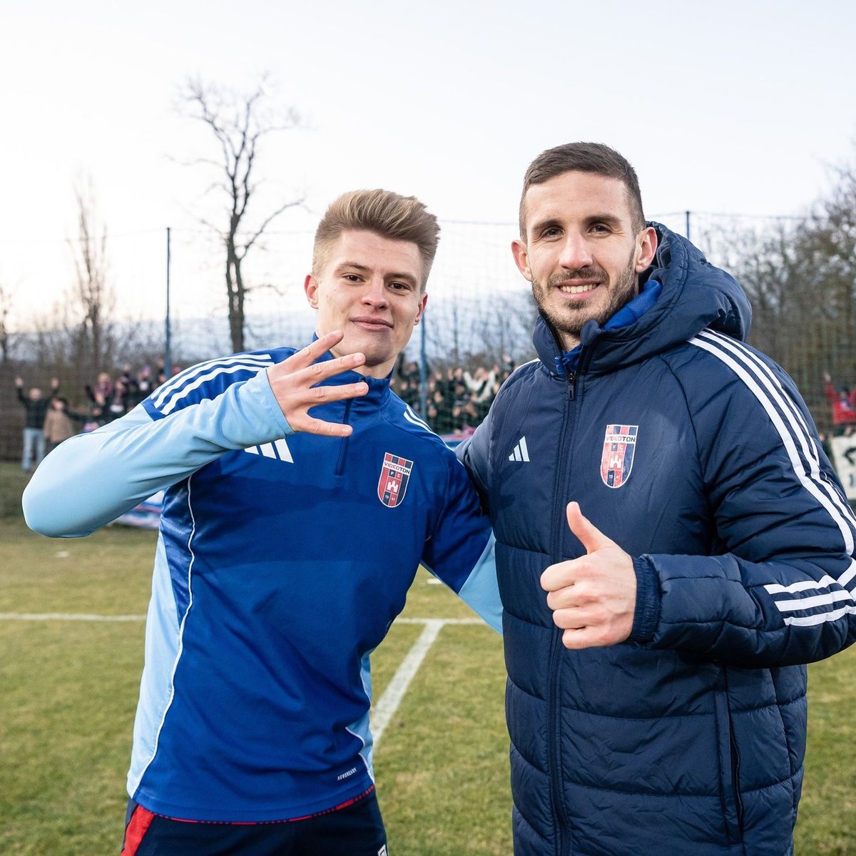 Németh Dániel büszkén mutatja a Csákvár-Videoton mérkőzés után: ez bizony négy gól