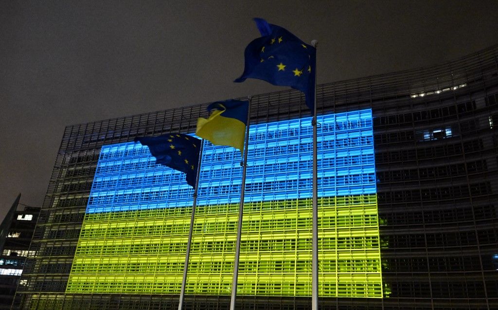 Ukrán színekben Brüsszel (Fotó: AFP)