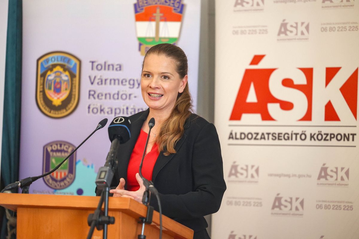 Szekszárd, 2026. február 26.
Király Nóra, az áldozatsegítő központok kommunikációjáért felelős miniszteri biztos beszédet mond az új áldozatsegítő központ átadásán Szekszárdon 2026. február 26-án. Az eseményen Victima Protector díjjal ismerték el az áldozatsegítésben kimagasló munkát végzőket.
MTI/Kiss Dániel