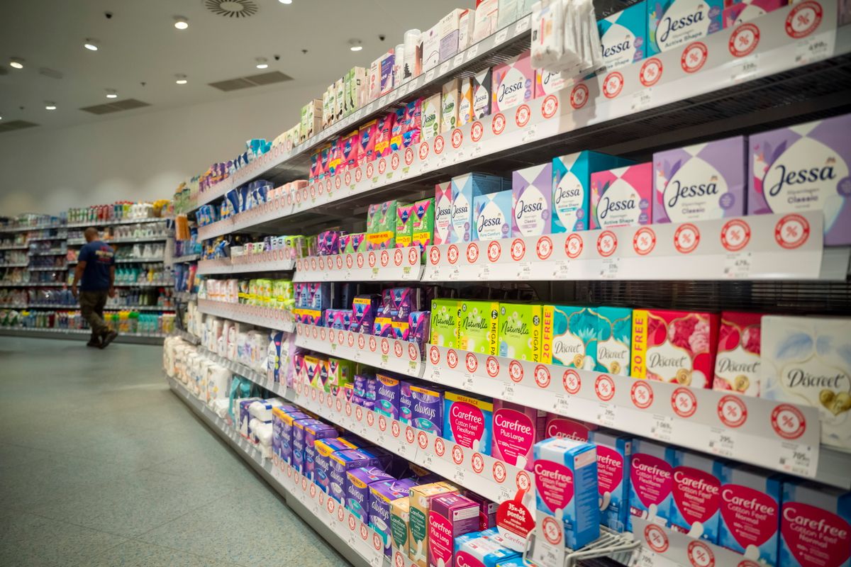 infláció, Budapest, 2025. május 20.„Árréscsökkentés” felirattal kihelyezett egészségügyi betétek a DM drogérialánc egyik budapesti üzletében 2025. május 20-án. Május 19-től az árréscsökkentés a nem élelmiszer-jellegű termékekre is kiterjed. A drogériákban 30 termékkategóriában, így háztartási- és vegyiáruk, tisztálkodási és szépségápolási cikkek esetében az árrés 15 százalékra csökkent - jelentette be a Nemzetgazdasági Minisztérium (NGM).MTI/Balogh Zoltán