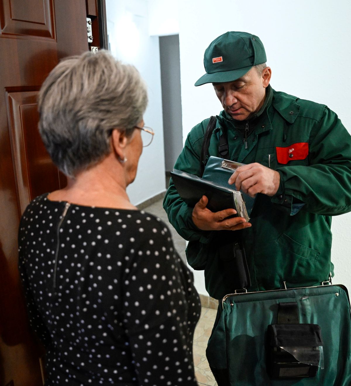 Budapest, 2026. február 6.
A februári, a 13. havi és a 14. havi nyugdíj első negyedét kézbesíti a postás egy nyugdíjasnak a fővárosban 2026. február 6-án. A Magyar Posta megkezdte kézbesíteni a februári dupla nyugdíjat és a 14. havi első negyedét; a nyugdíjak és nyugdíjszerű ellátások csaknem 34 százalékát ma is készpénzben, postai kézbesítéssel fizetik ki közel 800 ezer érintettnek.
MTI/Bodnár Boglárka