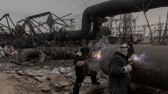 Ukrajna - A Darnytska hő- és villamosenergia-termelő erőmű alkalmazottai javítják az orosz légicsapások által megrongált részeket Kijevben