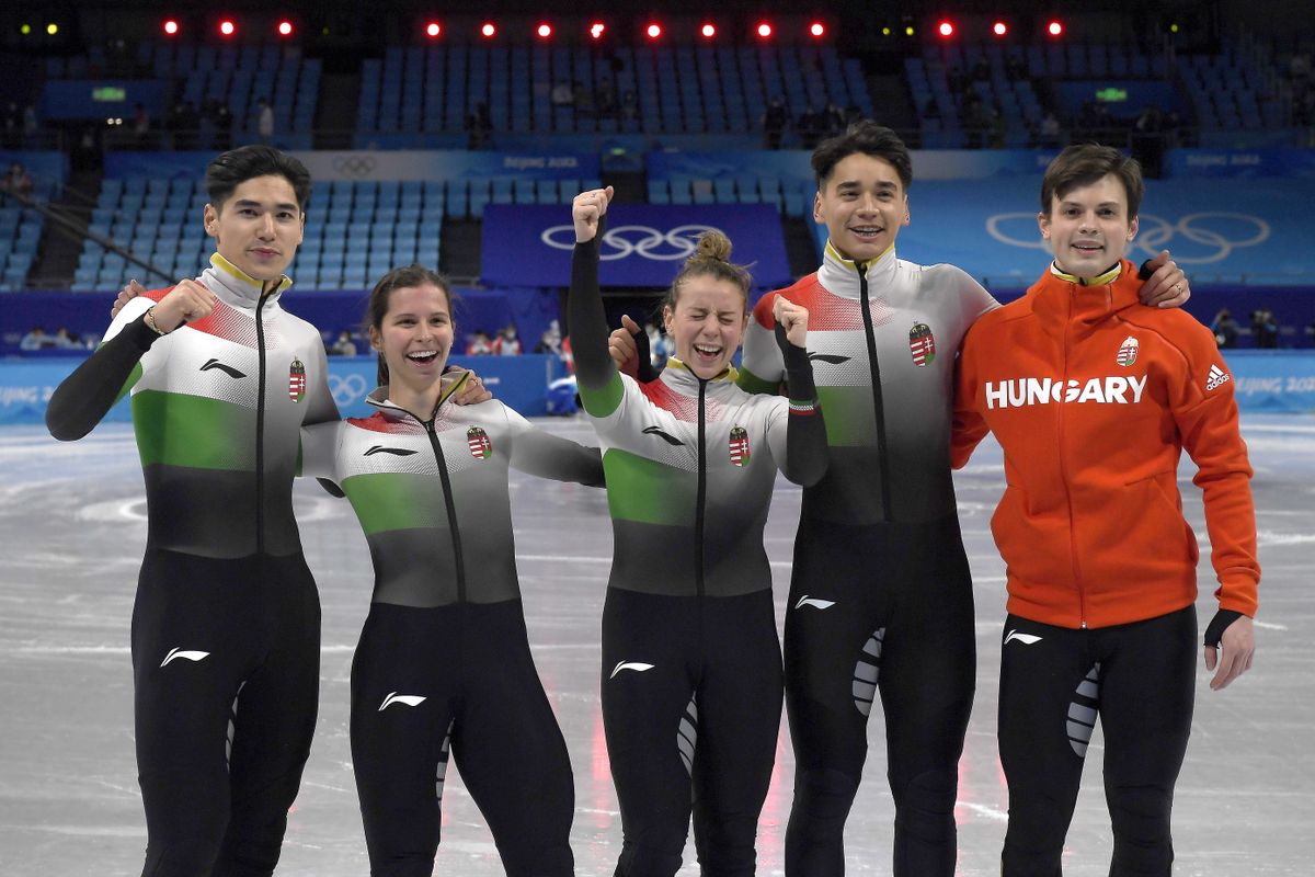 Peking, 2022. február 5.
Liu Shaoang, Jászapáti Petra, Kónya Zsófia, Liu Shaolin Sándor és Krueger John-Henry, a bronzérmes magyar rövidpályás gyorskorcsolya vegyes váltójának tagjai a csapatverseny döntője után a pekingi téli olimpián a Fővárosi Fedett Stadionban 2022. február 5-én.
MTI/Kovács Tamás