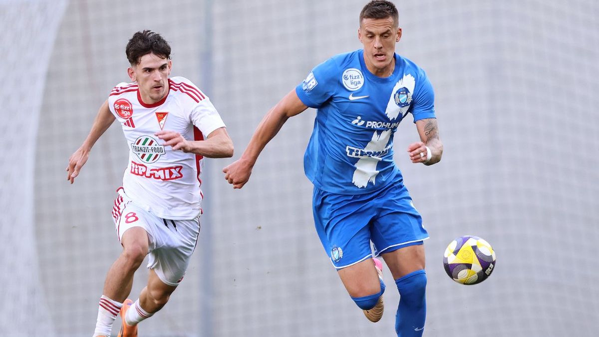 Szűcs Tamás (balra) óvatosan nyilatkozik a DVSC-MTK meccs előtt