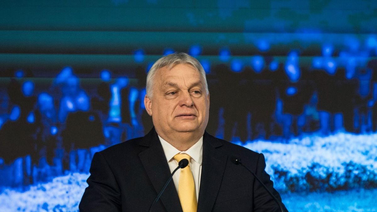 Kecskemét, 2026. február 26.
A Miniszterelnöki Kommunikációs Főosztály által közreadott képen Orbán Viktor miniszterelnök beszédet mond a Mercedes-Benz 140 éves jubileuma alkalmából a vállalat kecskeméti gyárában tartott ünnepségen 2026. február 26-án.
MTI/Miniszterelnöki Kommunikációs Főosztály/Kaiser Ákos