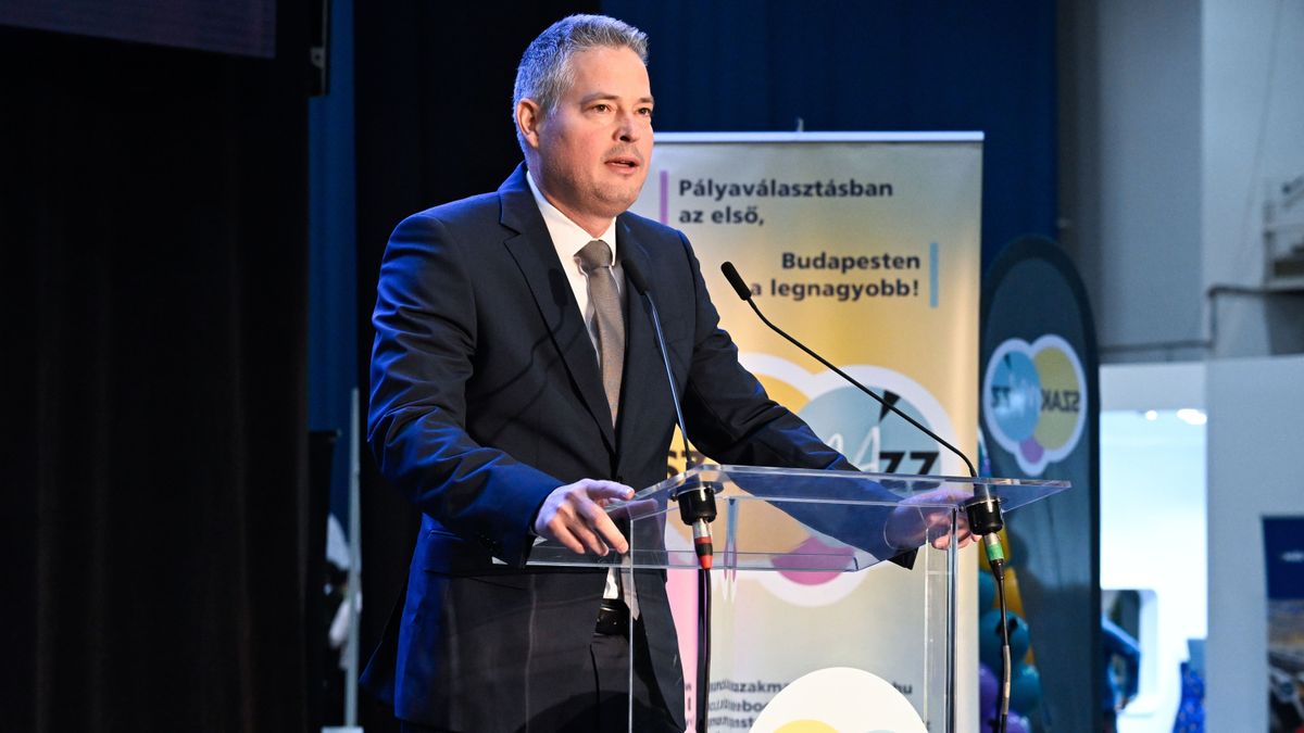 Budapest, 2025. november 11.
Sára Botond, Budapest Főváros főispánja beszédet mond a SzakMázz! pályaválasztási kiállítás megnyitóján a BOK Csarnokban 2025. november 11-én. A rendezvényen 134 kiállító és több mint 100 szakma közül választhatnak az érdeklődők.
MTI/Máthé Zoltán