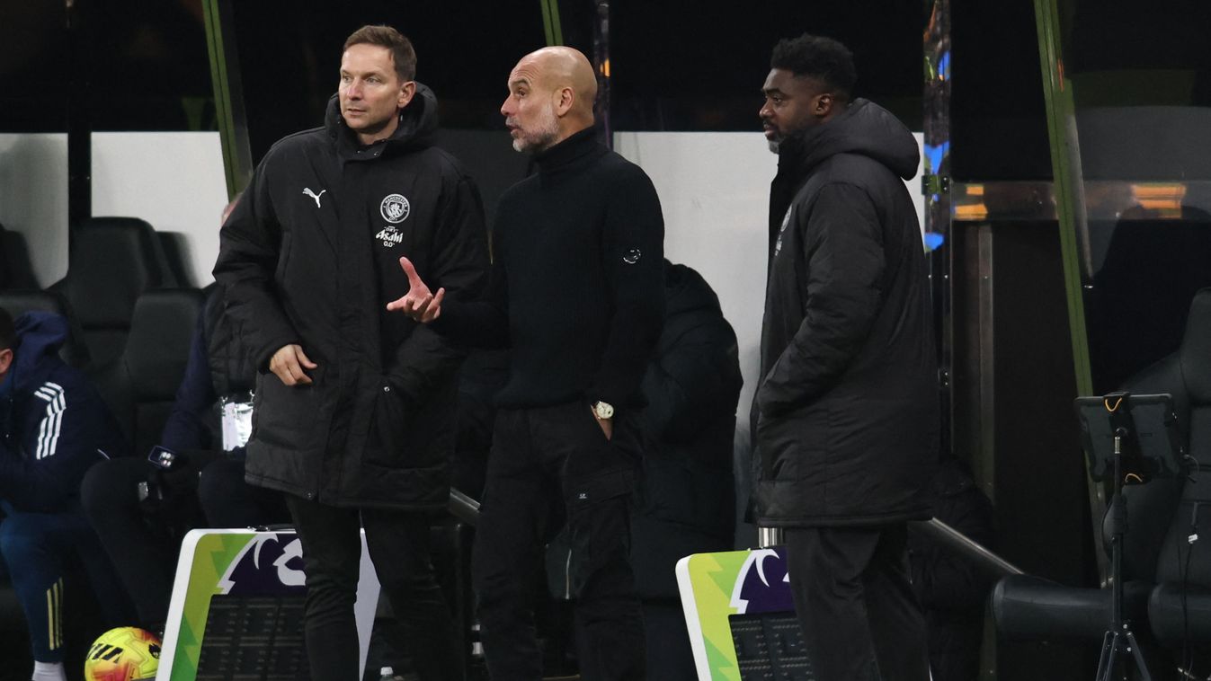 Pepijn Lijnders (balra) és Pep Guardiola kupaktanácsa a Manchester City meccsén