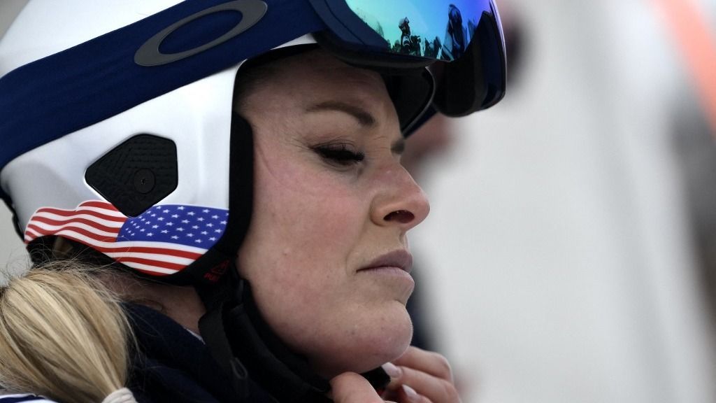 Az amerikai alpesisíző, Lindsey Vonn a téli olimpia női lesiklóversenyén bukott