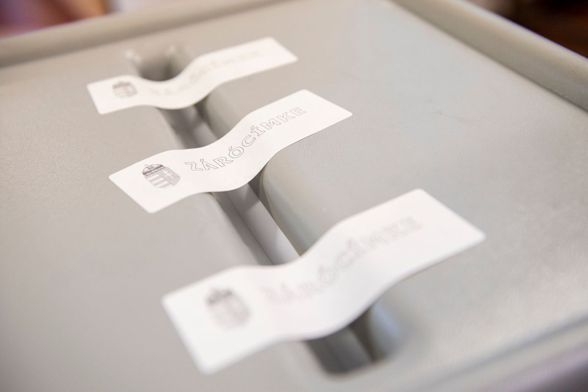 Budapest, 2019. május 26.
Zárócímke egy szavazóurnán a szavazóhelyiség bezárása után, mielőtt megkezdik a szavazatok számlálását a budapesti Narancs Óvodában kialakított szavazókörben az EP-választás napján, 2019. május 26-án.
MTI/Mónus Márton