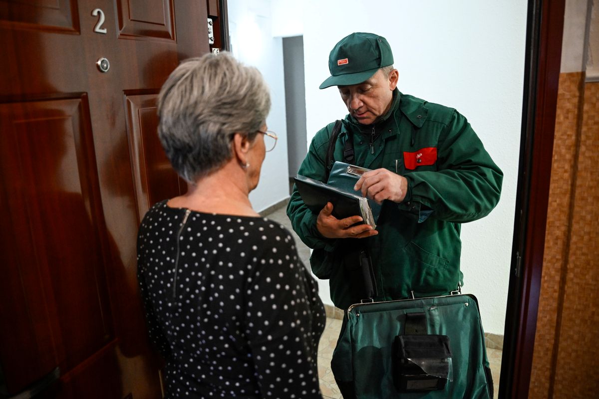 Budapest, 2026. február 6.
A februári, a 13. havi és a 14. havi nyugdíj első negyedét kézbesíti a postás egy nyugdíjasnak a fővárosban 2026. február 6-án. A Magyar Posta megkezdte kézbesíteni a februári dupla nyugdíjat és a 14. havi első negyedét; a nyugdíjak és nyugdíjszerű ellátások csaknem 34 százalékát ma is készpénzben, postai kézbesítéssel fizetik ki közel 800 ezer érintettnek.
MTI/Bodnár Boglárka