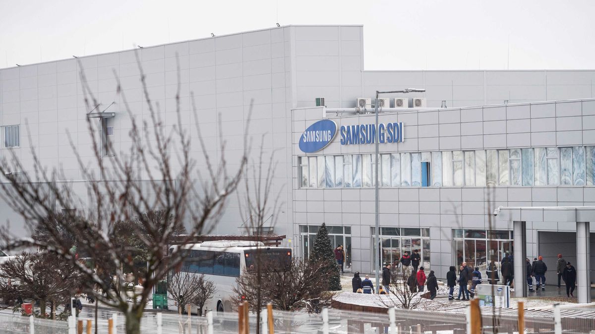 Göd, 2020. január 28.
A gödi Samsung SDI gyár 2020. január 28-án. A gyár a koronavírus terjedése miatt munkába állás előtt "karanténba helyezi" és orvosi vizsgálat alá vonja Kínából érkező alkalmazottjait, bár a céget érintően semmilyen járványügyi intézkedés nincs. A karanténon kívül fokozott fertőtlenítést vezettek be a közös helyiségekben, és a folyékony szappan mellett alkoholos kézfertőtlenítőket is kihelyeztek. A vírus okozta járvány valószínűleg egy vuhani piacon indult tavaly decemberben. A ragály halottainak száma Kínában meghaladta a 100-at, a biztosan a kórtól fertőzött tüdőgyulladásos betegek száma pedig a 4500-at.
MTI/Mónus Márton